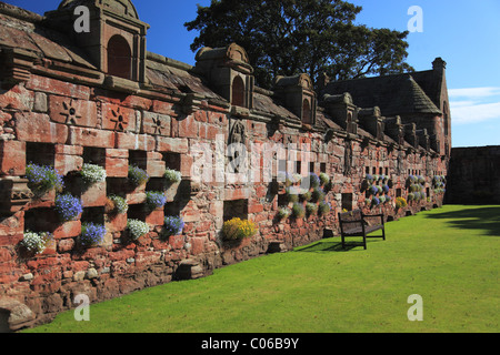 Il grande giardino murato, risalente al 1604, al Castello Edzell, vicino Brechin, Angus, Scozia, con fioriere e pannelli intagliati Foto Stock