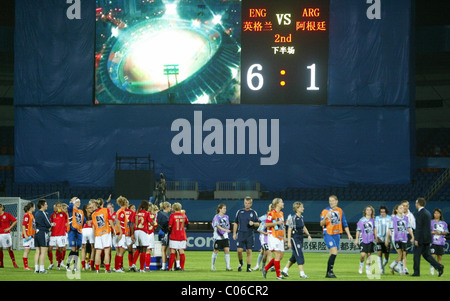 Atmosfera Inghilterra prendono in Argentina in stadi di gruppo del 2007 Coppa del Mondo Donne a Chengdu Stadium con l'Inghilterra in movimento Foto Stock