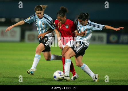 Rachel Yankey Inghilterra prendono in Argentina in stadi di gruppo del 2007 Coppa del Mondo Donne a Chengdu Stadium con l'Inghilterra Foto Stock