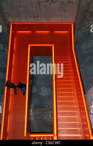 La Scala illuminata nella ex del carbone di impianto di lavaggio, il nuovo museo della Ruhr, Sito Patrimonio Mondiale dell'UNESCO Zeche Zollverein di Essen Foto Stock