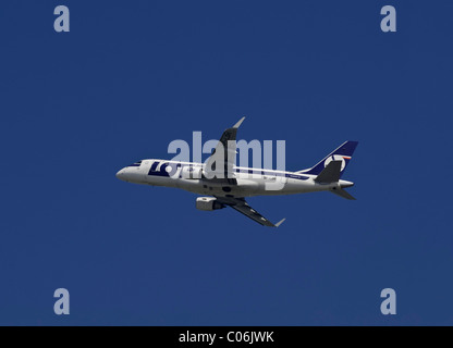 Embraer ERJ-170-100LR, gli aeromobili da trasporto regionale da LOT Polish Airlines, climbing Foto Stock