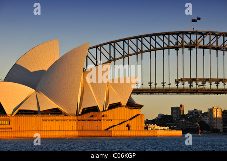 Sydney Opera House e Harbour Bridge di sunrise, Sydney, Nuovo Galles del Sud, Australia Foto Stock