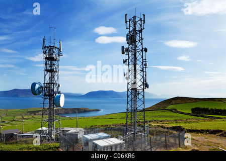 Torri di telecomunicazione vicino a tori di testa, penisola di Dingle, nella contea di Kerry, Irlanda Foto Stock