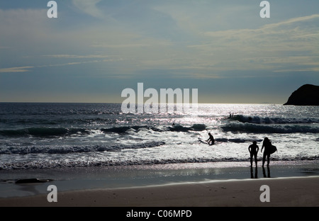 Surfers su Dun Cin Tire Beach, vicino alla città di Dingle, penisola di Dingle, nella contea di Kerry, Irlanda Foto Stock