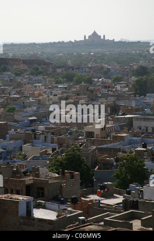 Vista di Umaid Bhawan Palace attraverso Jodphur da Meherangarh Fort, Rajasthan Foto Stock