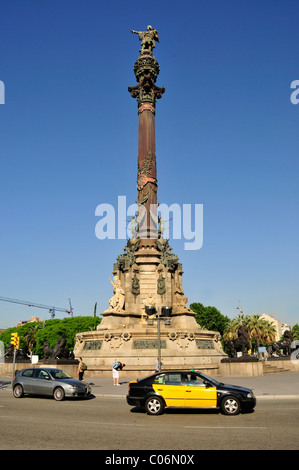 Taxi di fronte alla statua di Colombo al Porto Vecchio, Barcellona, Spagna, Penisola Iberica, Europa Foto Stock