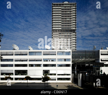 Deutsche Welle, l'emittente internazionale tedesca, nel Schuermann-Bau edificio per uffici e Abgeordneten-Hochhaus Langer Foto Stock