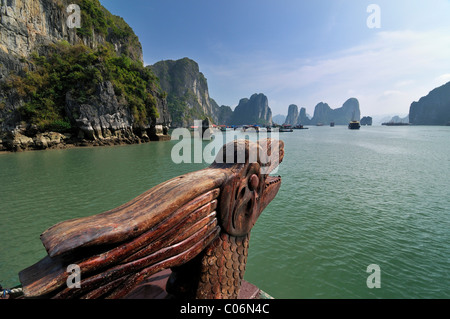 Dragon su una indesiderata, Halong Bay, Vietnam, sud-est asiatico Foto Stock