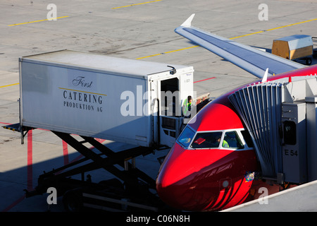 Cibo che viene caricato in un Airbus 320, Dock centrocampo, Aeroporto di Zurigo, Svizzera, Europa Foto Stock