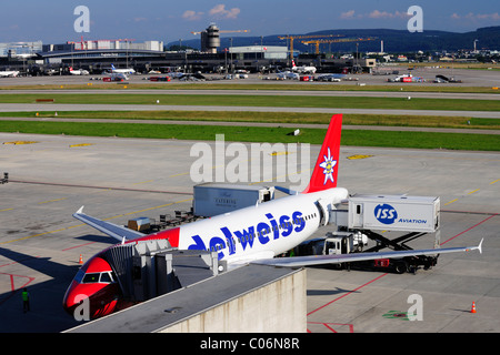 Airbus 320 da Edelweiss aria, Dock centrocampo, Aeroporto di Zurigo, Svizzera, Europa Foto Stock