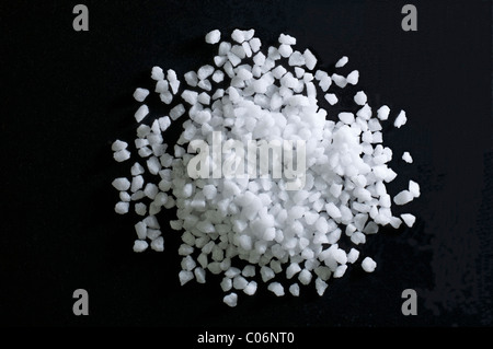 Tabella di sale (cloruro di sodio), studio immagine contro uno sfondo nero. Foto Stock
