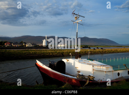 Blennerville Windmill e tradizionale Chiatta sul fiume Lee, vicino a Tralee, nella contea di Kerry, Irlanda Foto Stock