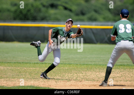 Secondo baseman utilizza un guanto originato la pala pass per il ritiro di un corridore in prima base durante una scuola di gioco di baseball. Stati Uniti d'America. Foto Stock