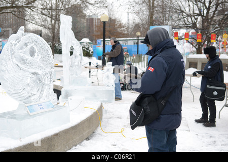 Giudici mark sculture di ghiaccio creata da professionisti e dilettanti intagliatori di ghiaccio in 2hr un blocco sfida durante la Winterlude 2011 Foto Stock