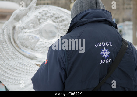 Giudici mark sculture di ghiaccio creata da professionisti e dilettanti intagliatori di ghiaccio in 2hr un blocco sfida durante la Winterlude 2011 Foto Stock