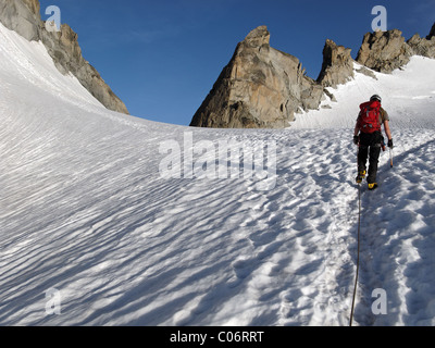 Alpinismo sul ghiacciaio del Trient avvicinando l'Aiguille du Tour Foto Stock