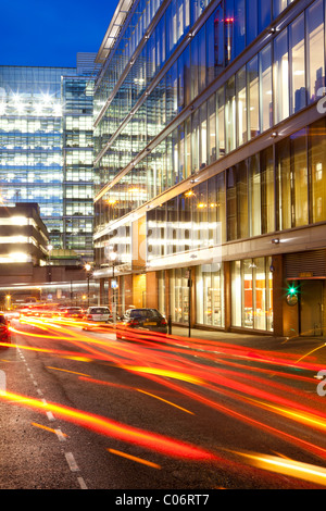 Rush Hour nel Colmore Quartiere degli Affari di Birmingham, West Midlands, Inghilterra, Regno Unito. Luogo di interscambio, Edmund Street. Foto Stock