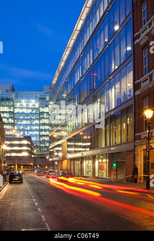 Rush Hour nel Colmore Quartiere degli Affari di Birmingham, West Midlands, Inghilterra, Regno Unito. Luogo di interscambio, Edmund Street. Foto Stock