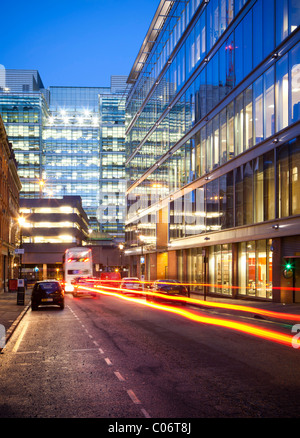 Rush Hour nel Colmore Quartiere degli Affari di Birmingham, West Midlands, Inghilterra, Regno Unito. Luogo di interscambio, Edmund Street. Foto Stock