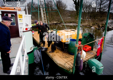 Il parco nazionale del Lake District Auto passeggeri e di traghetto sul Lago di Windermere Lake District Cumbria Foto Stock