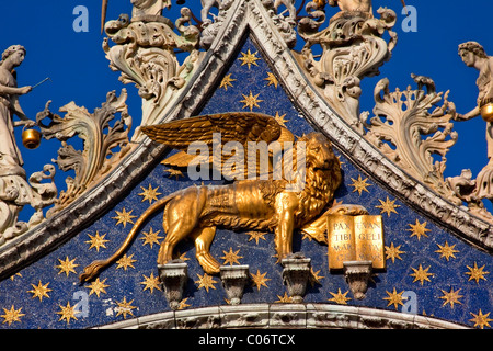 San Marco, Basilica Cattedrale, Chiesa Winged Golden Lion simbolo di Venezia angelo statue Venezia Italia Foto Stock