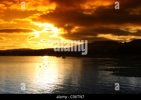 Impostazione di Sun nel tardo pomeriggio a novembre su Coniston Water Cumbria Foto Stock