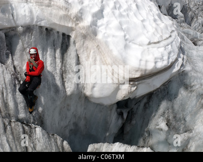 Crepaccio rescue la pratica in Le Tour ghiacciaio, vicino a Chamonix Foto Stock