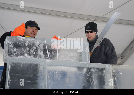 Squadre di ghiaccio professionale intagliatori lavorano insieme per realizzare grandi sculture di ghiaccio basate sul tema "Yin e Yang' a Winterlude. Foto Stock