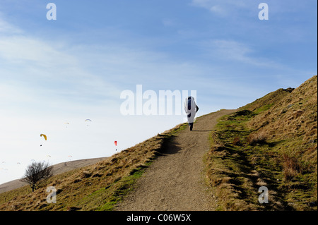 Parapendio a piedi fino alla zona di lancio derbyshire England Regno Unito Foto Stock