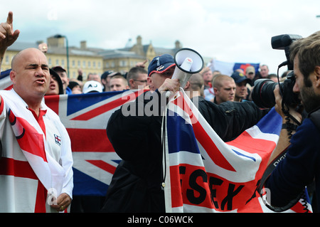 I sostenitori di EDL canta canzoni in Inghilterra presso la folla UAF Foto Stock