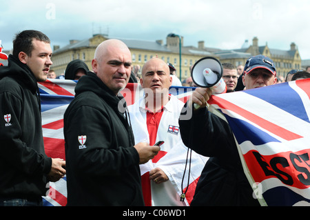 I sostenitori di EDL canta canzoni in Inghilterra presso la folla UAF Foto Stock