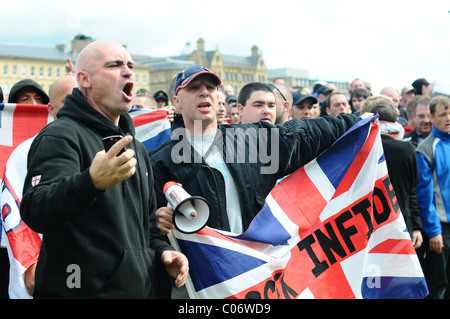 I sostenitori di EDL canta canzoni in Inghilterra presso la folla UAF Foto Stock