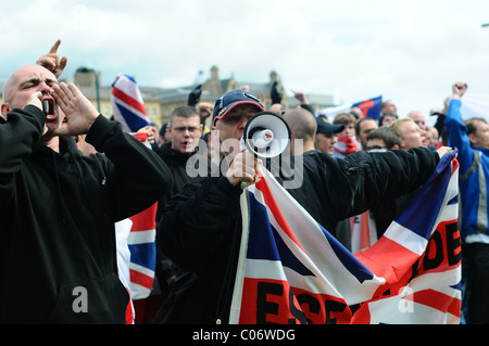 I sostenitori di EDL canta canzoni in Inghilterra presso la folla UAF Foto Stock