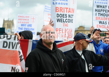 I sostenitori di EDL canta canzoni in Inghilterra presso la folla UAF e tenere premuto vi banner in aria Foto Stock