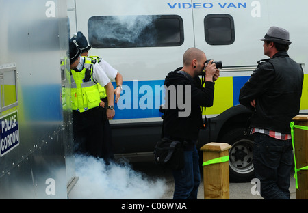 Bombola del gas generata dai sostenitori di EDL accanto a dove la polizia e i fotografi sono state in piedi Foto Stock