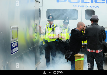 Bombola del gas generata dai sostenitori di EDL accanto a dove la polizia e i fotografi sono state in piedi Foto Stock