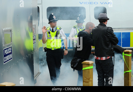 Bombola del gas generata dai sostenitori di EDL accanto a dove la polizia e i fotografi sono state in piedi Foto Stock