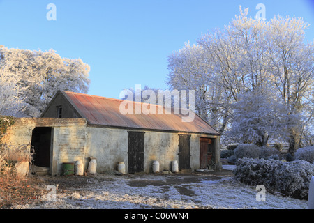 Una vecchia fattoria cortile edificio in inverno, Co. Limerick, Repubblica di Irlanda. Foto Stock