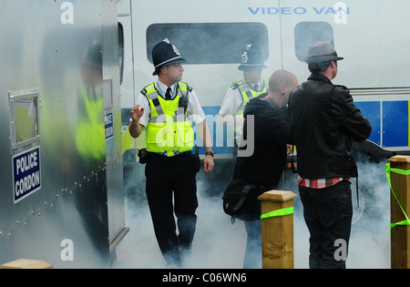 Bombola del gas generata dai sostenitori di EDL accanto a dove la polizia e i fotografi sono state in piedi Foto Stock