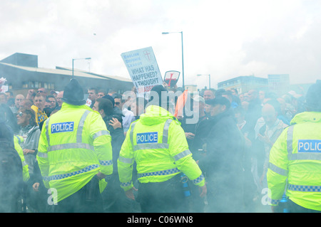 L'EDL sostenitori e la polizia si scontrano dopo una bombola del gas è gettato in mezzo alla folla Foto Stock