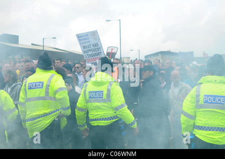 L'EDL sostenitori e la polizia si scontrano dopo una bombola del gas è gettato in mezzo alla folla Foto Stock