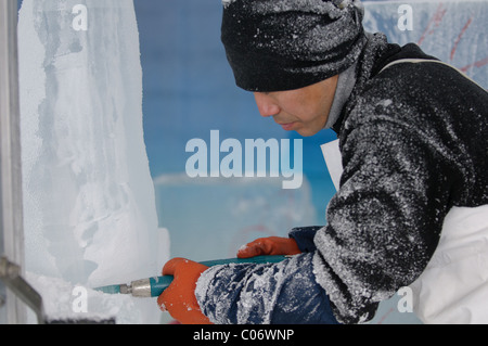 Squadre di ghiaccio professionale intagliatori lavorano insieme per realizzare grandi sculture di ghiaccio basate sul tema "Yin e Yang' a Winterlude. Foto Stock