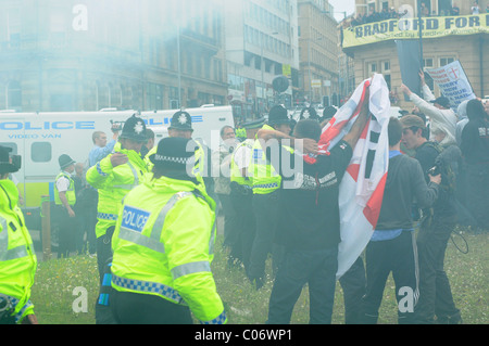 L'EDL sostenitori e la polizia si scontrano dopo una bombola del gas è gettato in mezzo alla folla Foto Stock