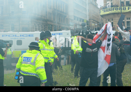 L'EDL sostenitori e la polizia si scontrano dopo una bombola del gas è gettato in mezzo alla folla Foto Stock