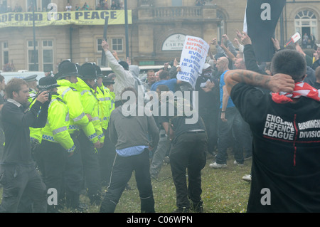 L'EDL sostenitori e la polizia si scontrano dopo una bombola del gas è gettato in mezzo alla folla Foto Stock