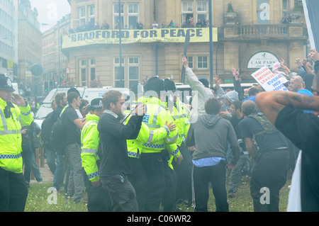 L'EDL sostenitori e la polizia si scontrano dopo una bombola del gas è gettato in mezzo alla folla Foto Stock