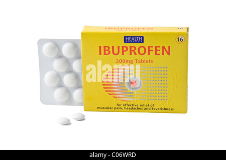 Un pacchetto di compresse di ibuprofene su sfondo bianco Foto Stock