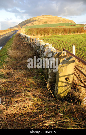 Diritto Traprain, una roccia vulcanica che domina il paesaggio di East Lothian. Foto Stock