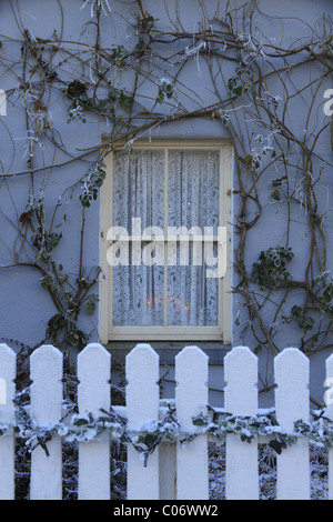 Un tradizionale cottage irlandese finestra ad anta a Bunratty, Co Clare, Irlanda Foto Stock