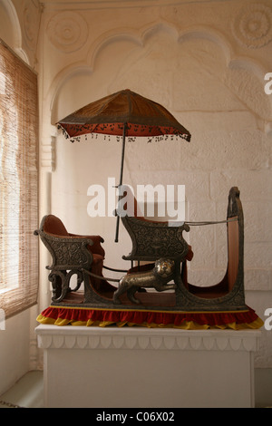 Elephant howdah nel museo a Meherangarh Fort, Jodphur, Rajasthan Foto Stock